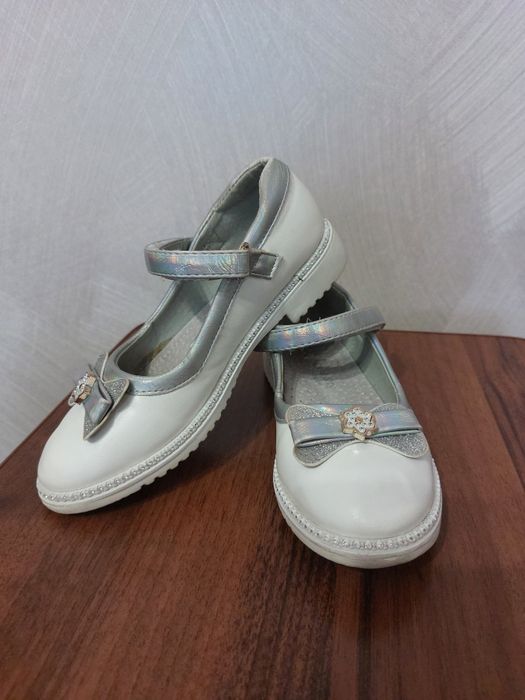 Туфлі для дівчинки білі святкові