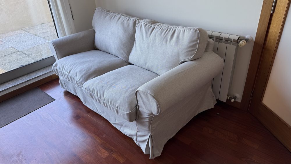 sofa de 2 lugares cinza