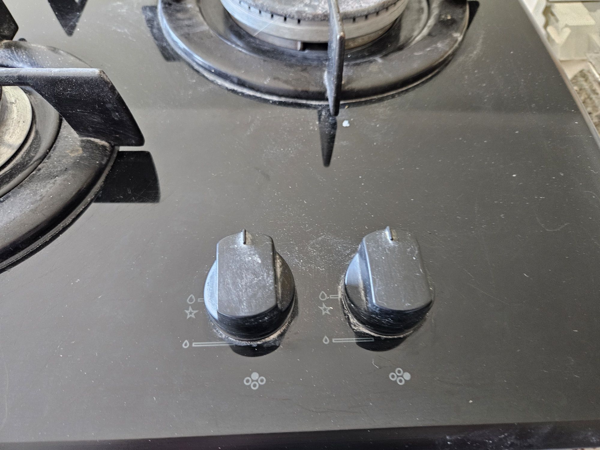 Placa de fogão a gás, 4 bicos, Ariston.
A funcionar