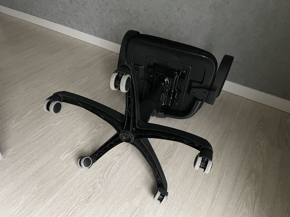 Офісне крісло стілець на колесах стул офисный кресло крестовина газлиф