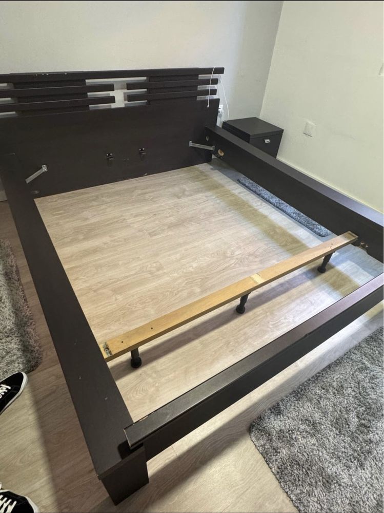 Vendo cama de casal + comoda e 2 mesas de cabeceira