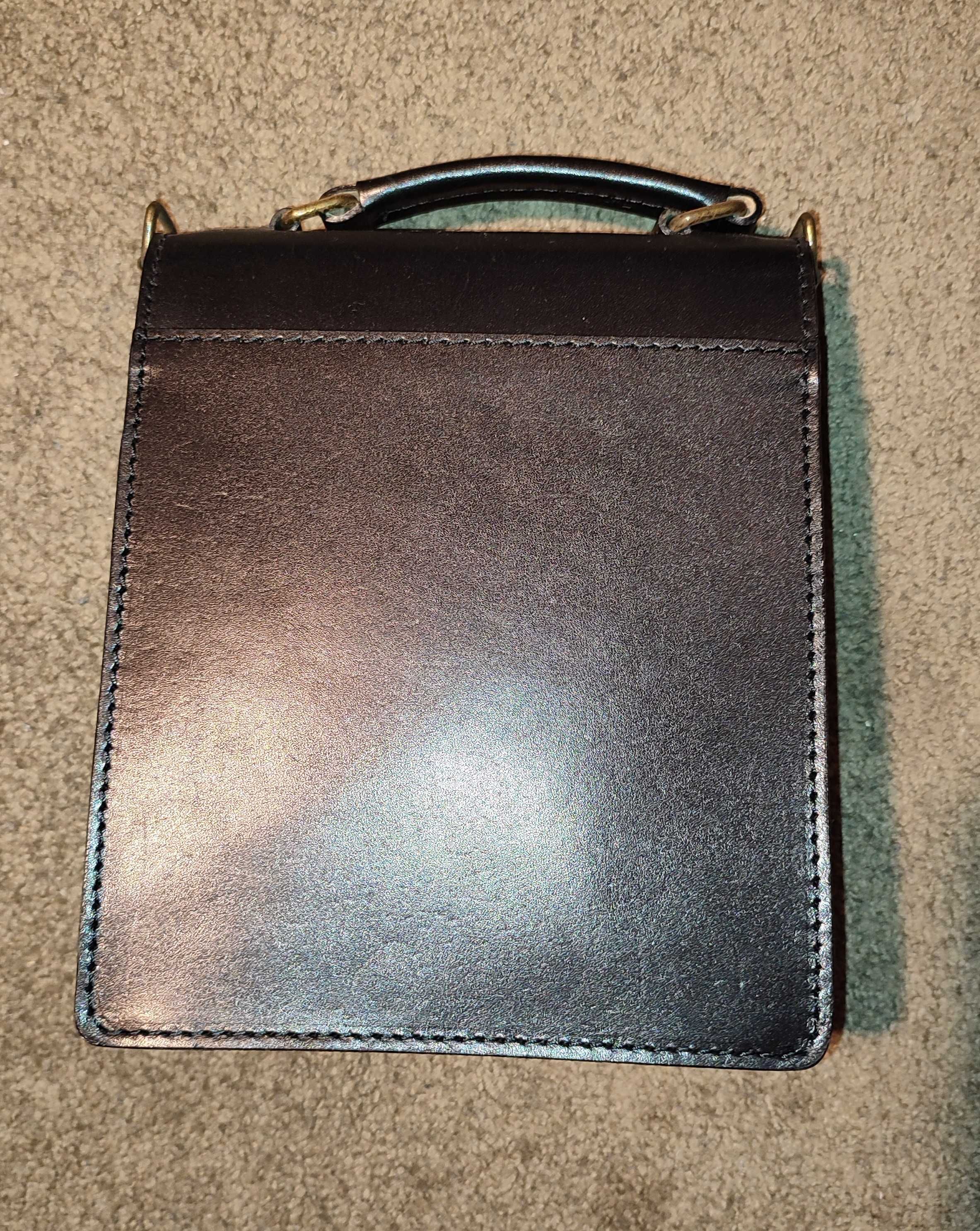 Bolsa em Pele Genuína –  22 x 18 x 8 cm