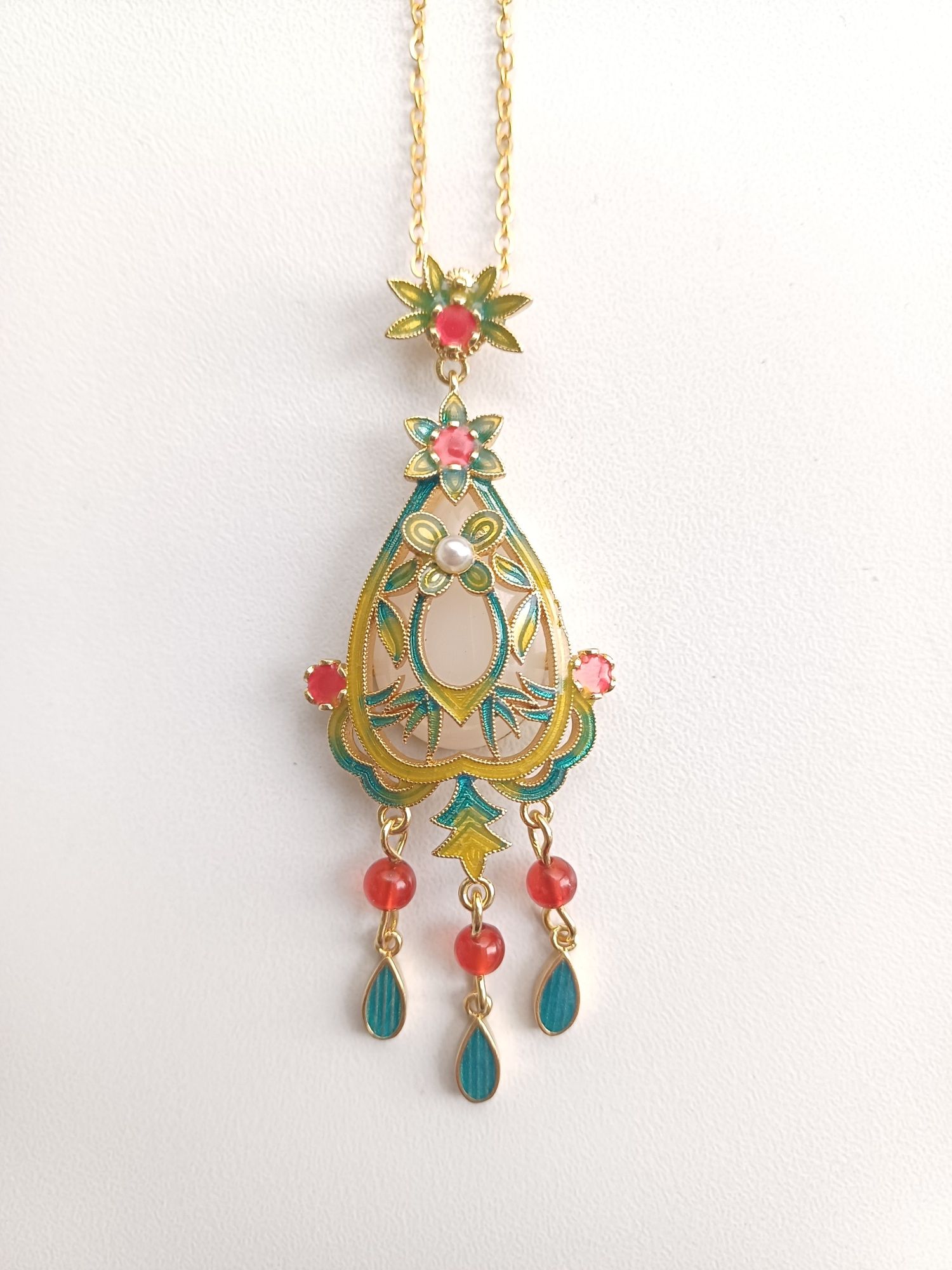 Colar de imitação de estilo clássico chinês, com fio dourado