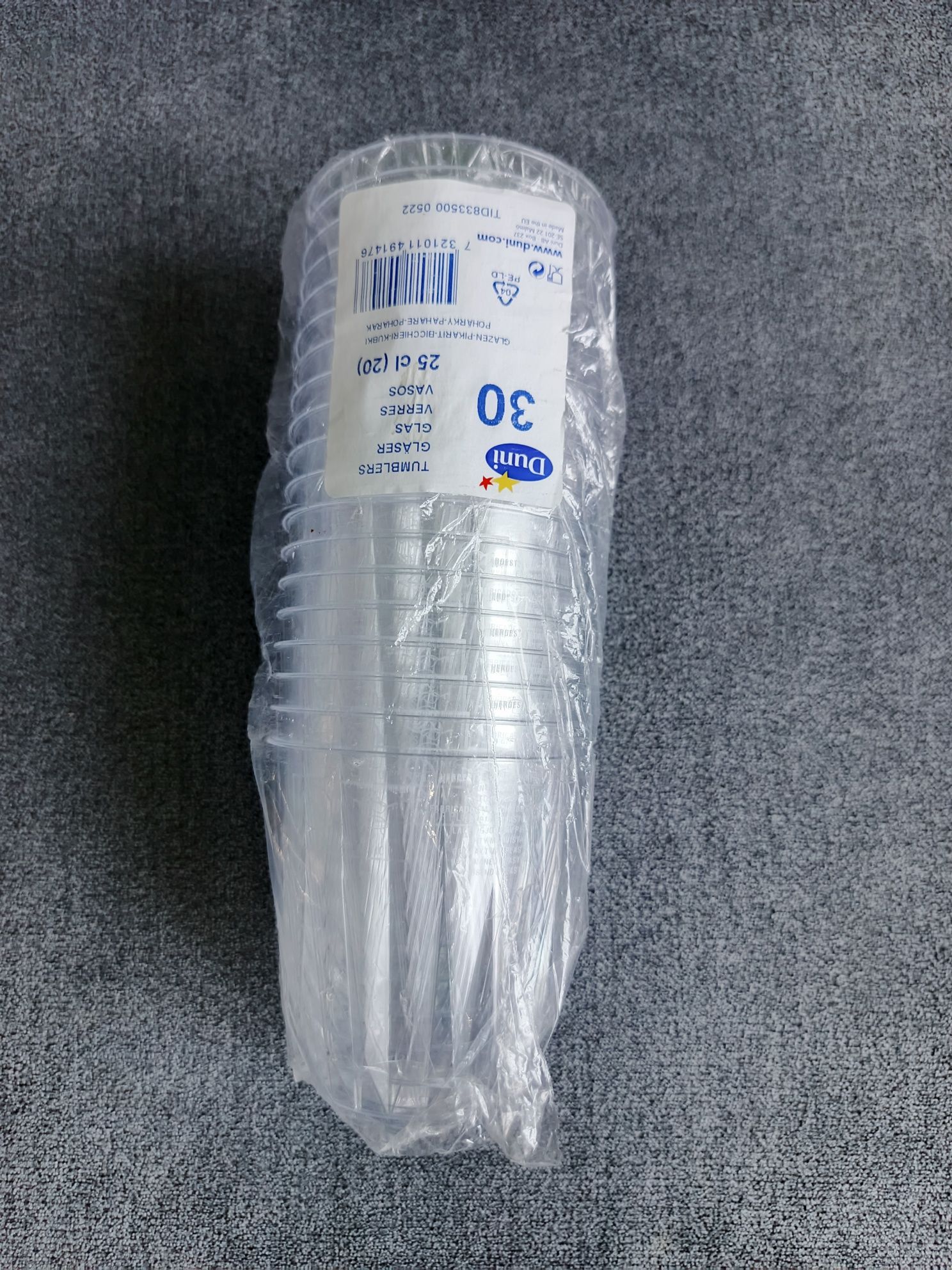 Zestaw plastikowych pojemników na żywność, kubków + drewniane sztućce