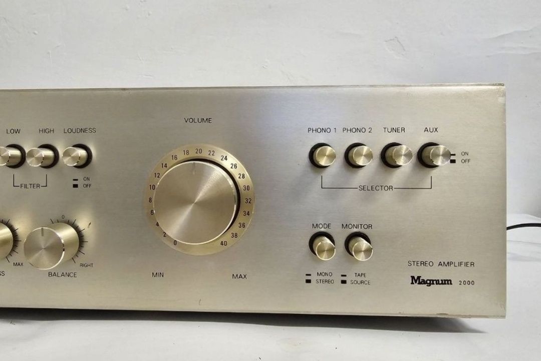 Wzmacniacz stereo Magnum 2000.
