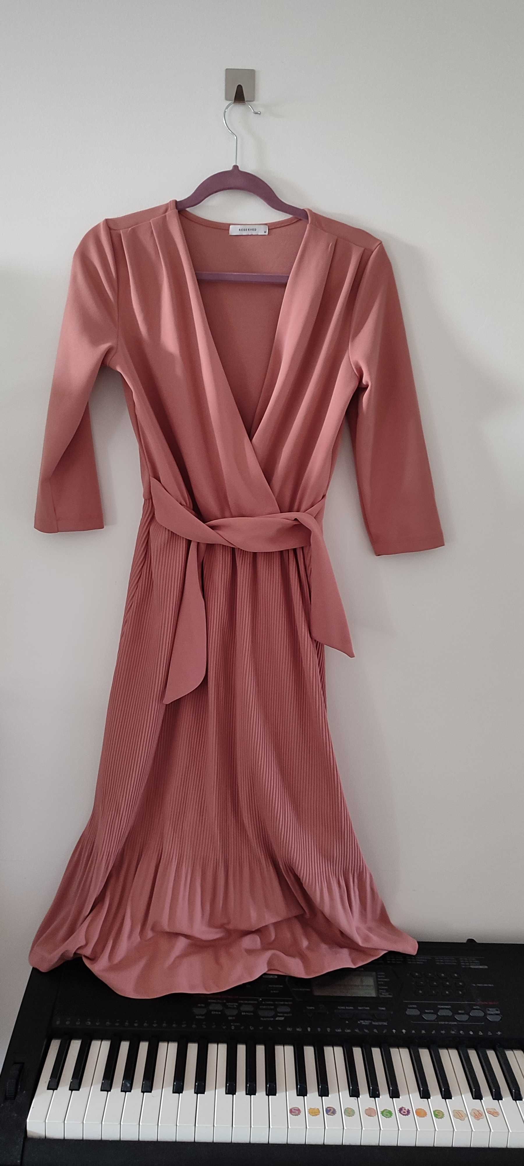 Różowa elegancka sukienka Reserved