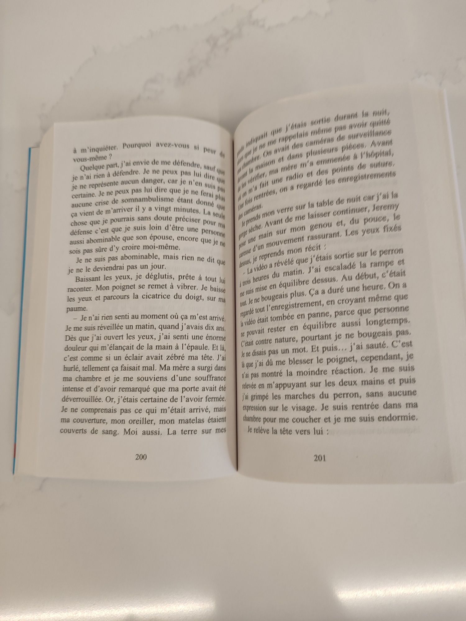 Livro Verity de Colleen Hoover em francês. Portes incluídos.