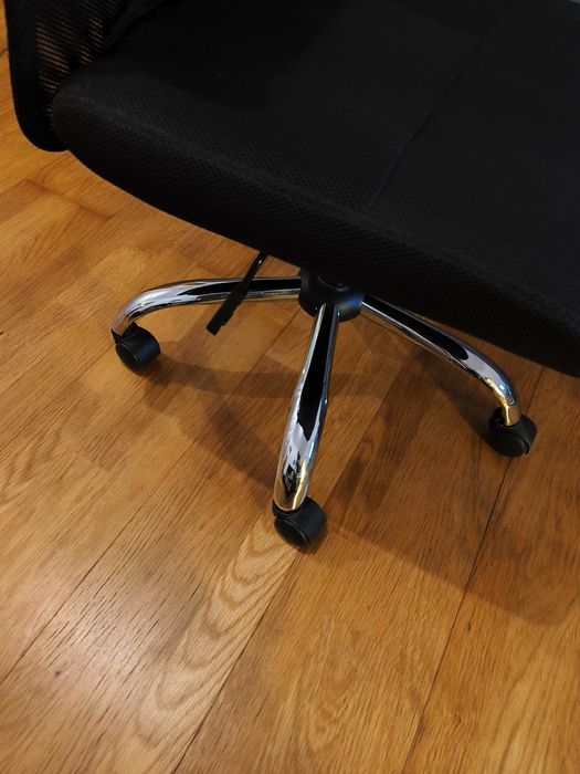 Cadeira de secretária preta ergonômica