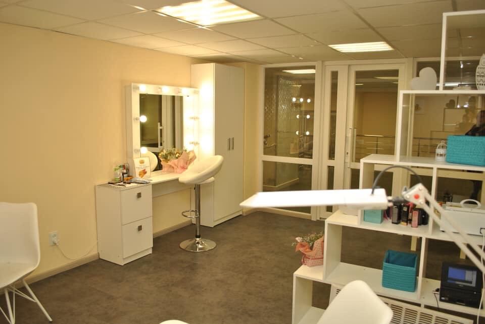 Робоче місце майстер манікюру, кабінет з кушеткою візажний столик