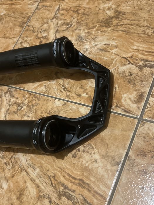 Rock Shox SID SL Select, Dolna golen widelca