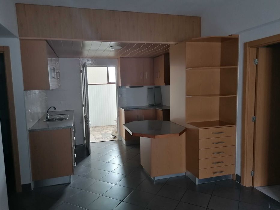Arrenda-se Casa R/Chão T2