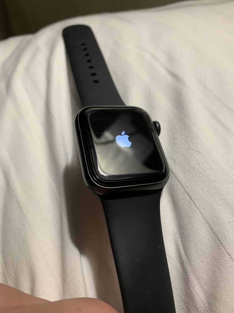 Продам Apple Watch 4 40mm как новые