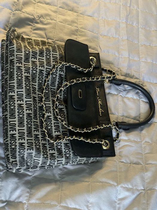BOLSA MARCA MOSCHINO, em pele e lona.