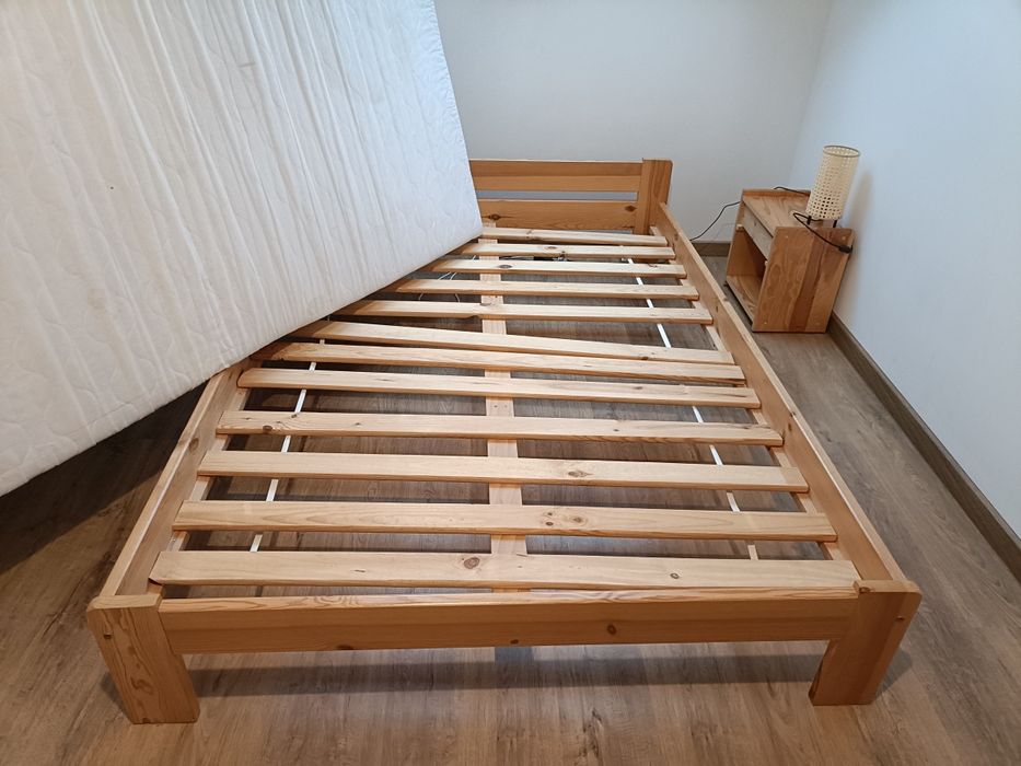 Łóżko sosnowe lakierowane z materacem 140x200