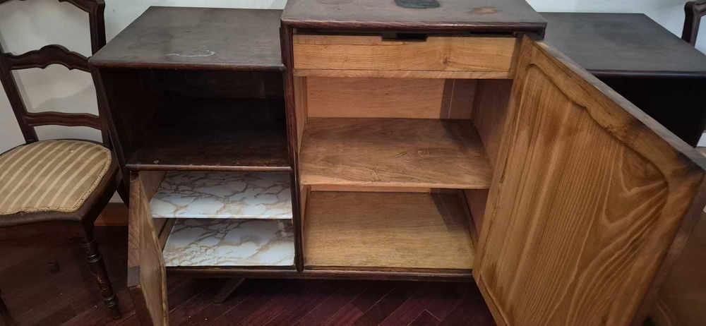 Móvel e duas cadeira antigos para hall de entrada