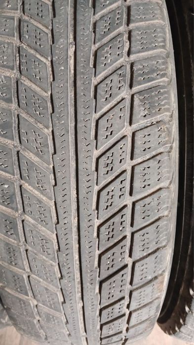 Резина зимня на авто 15r