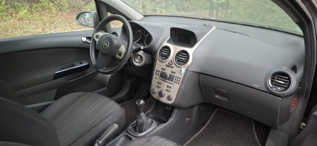 Corsa D  3drzwi 1.2 bezyna z klima cały na cześci