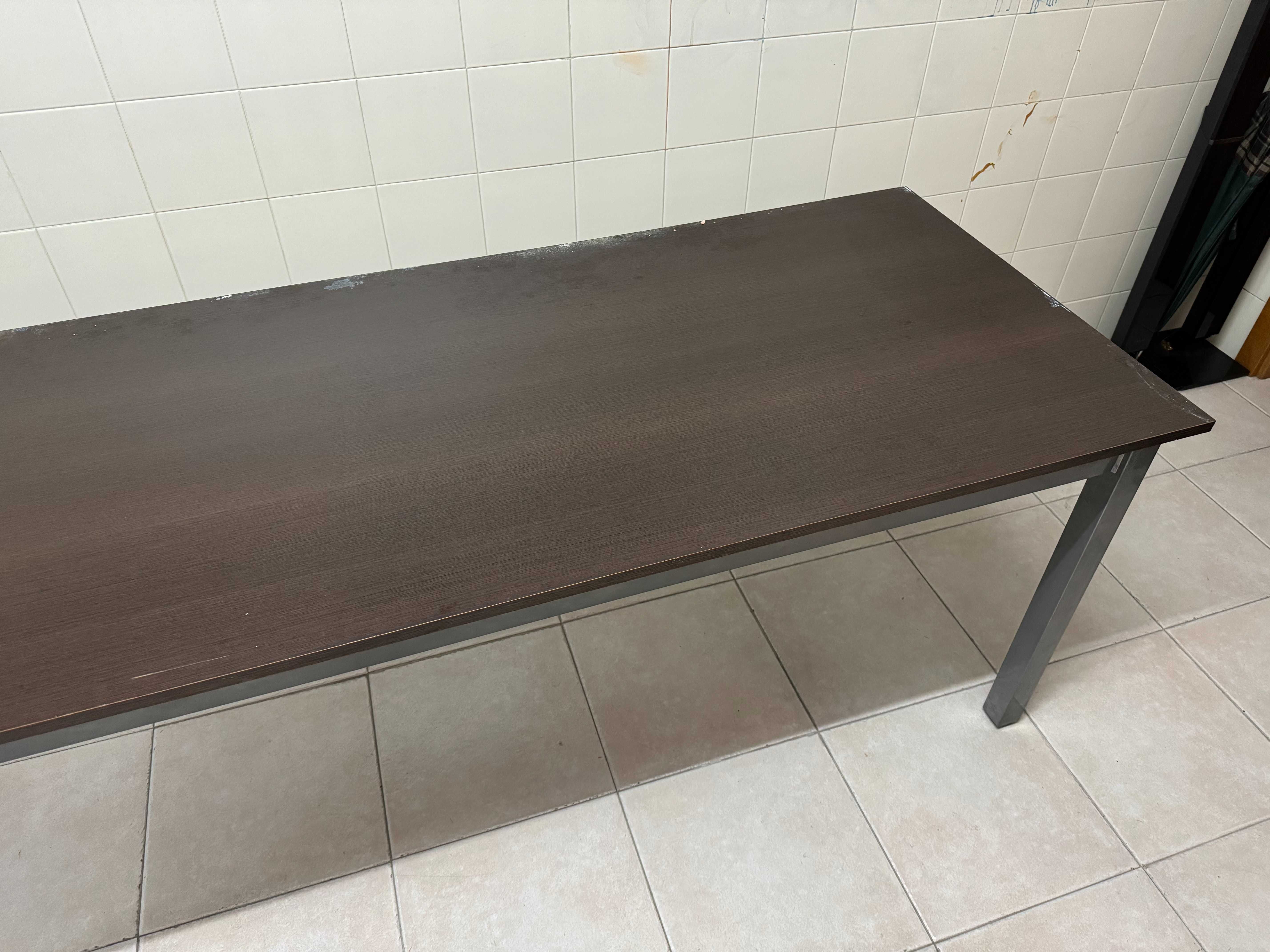 Mesa com Armação em Ferro Lacado Cinza e Tampo em Madeira (MDF)