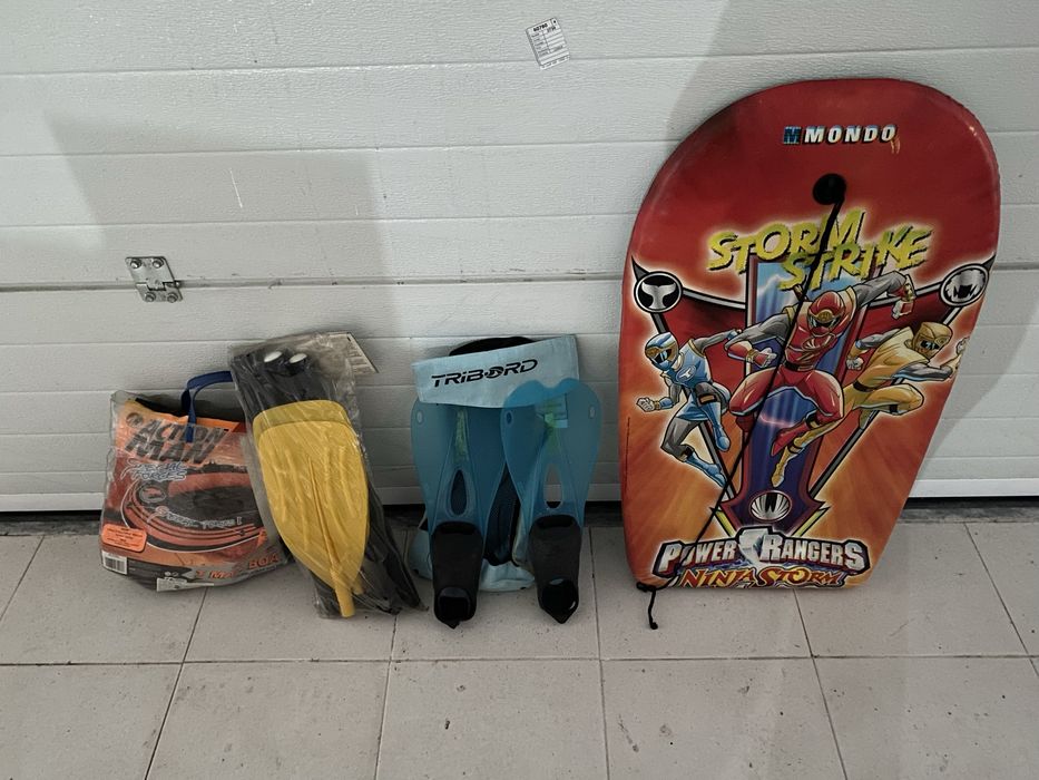 Prancha, barco insuflável, remo e barbatanas de criança