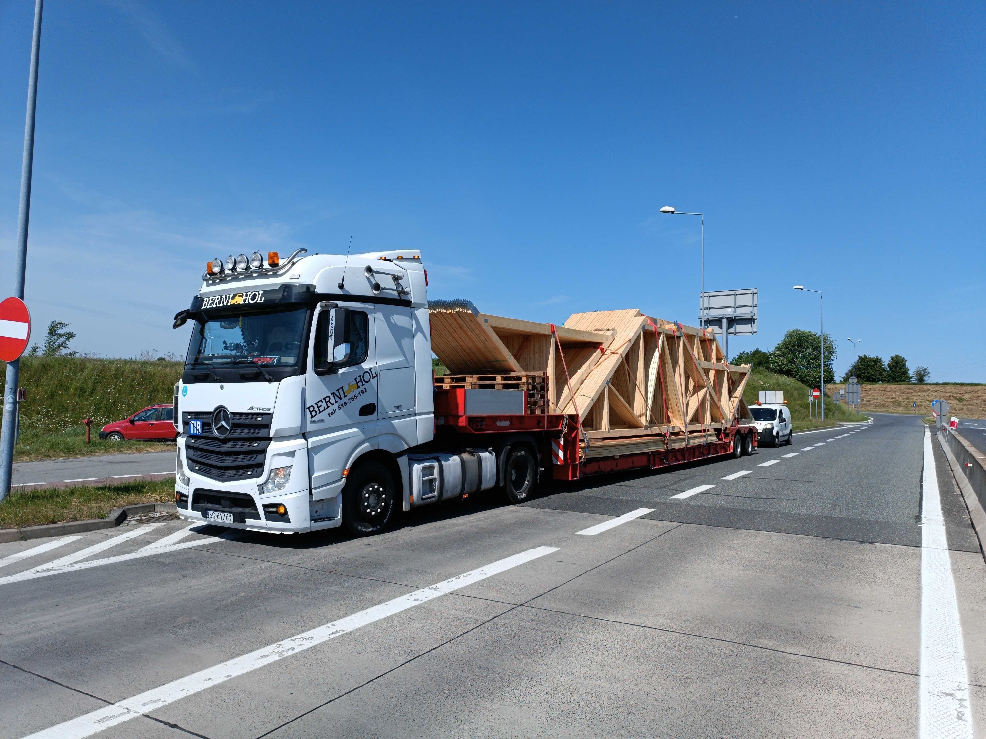 Transport domków holenderskich z HDS montaże Naczepa z HDS dłużyca