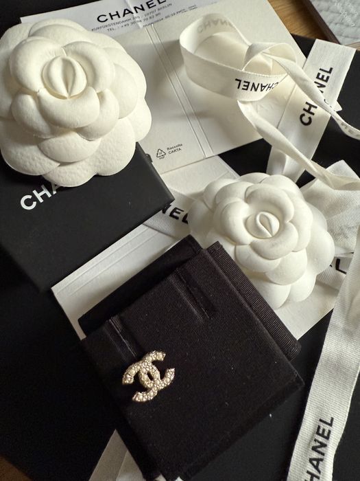 Kolczyk chanel z perelkami ( jeden ) oryginalny