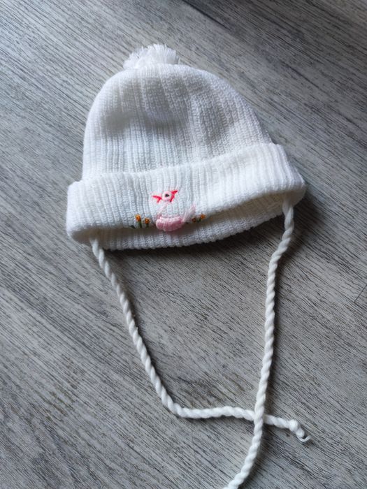 Biała czapka rozm. 62 jesienno zimowa dla dziewczynki