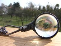 Transparentna szklana kula na łańcuszku