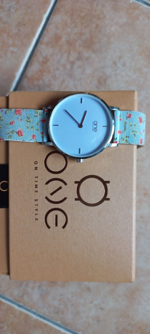 Relógio da One azul, com flores na bracelete
