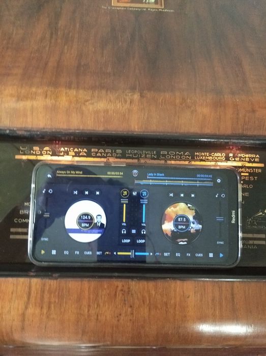 Raro e antigo radio-gira discos His Master`s Voice HMV 1302 de 1950