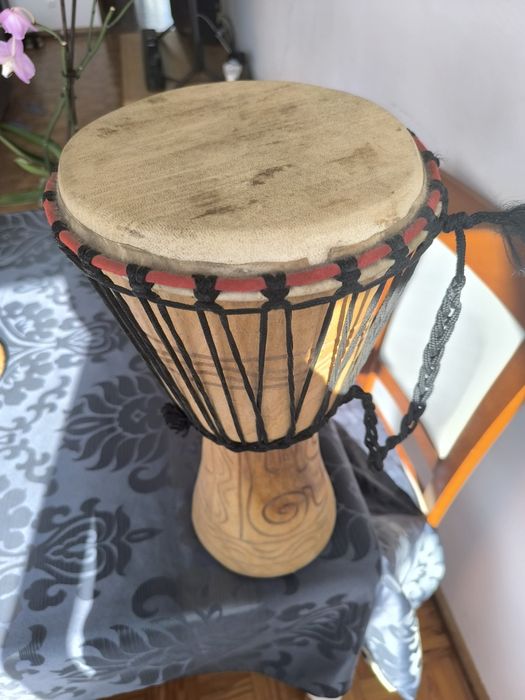 Djambe como novo. Diâmetro 22 cm e altura 48 cm