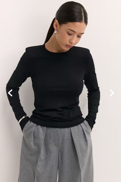 Чорна базова кофта з плечиками від Vloria