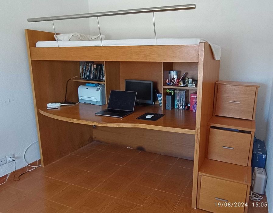 Cama com secretária em Madeira ( Oportunidade)