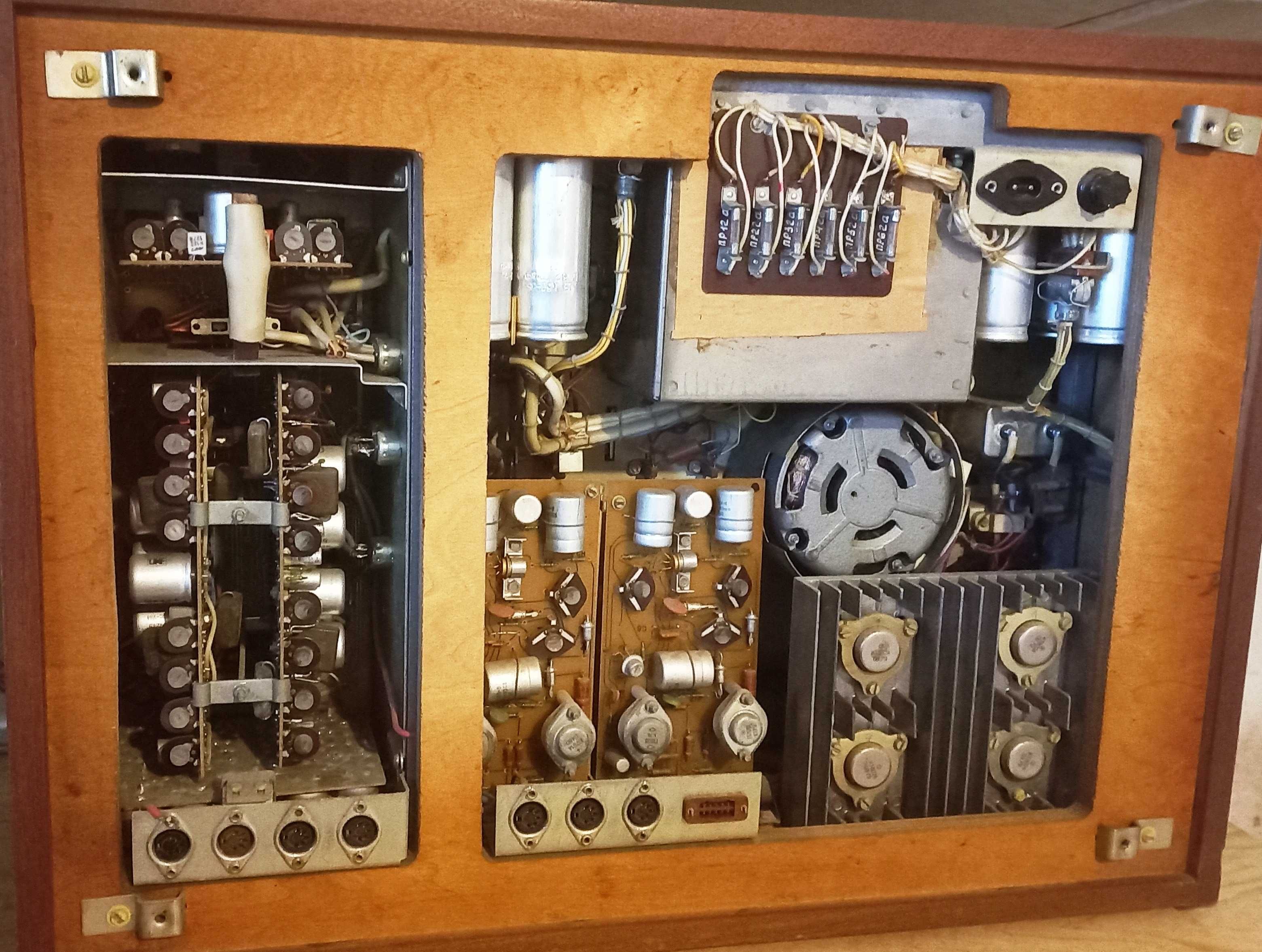 Magnetofon szpulowy ILIET 101 produkcji ZSRR 1981r.