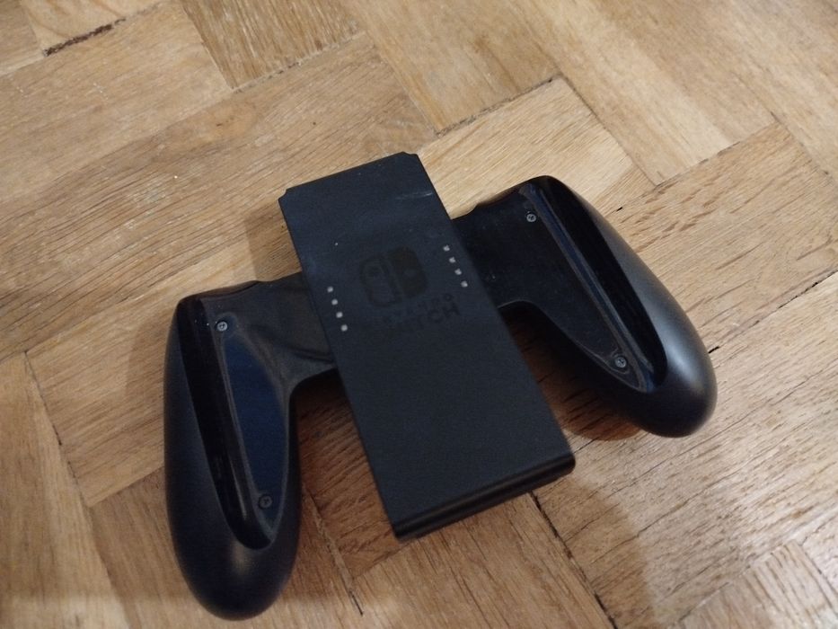 Nintendo Switch mało używany + case i dwie gry