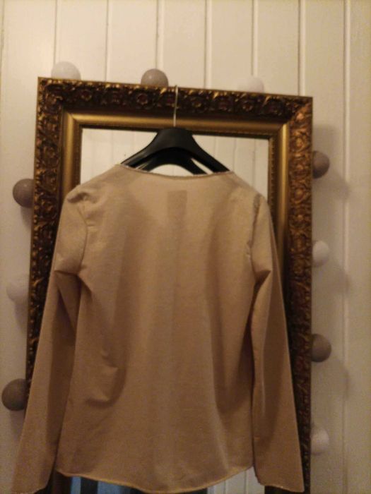 Bluzka damska beżowa ze złota nitką.