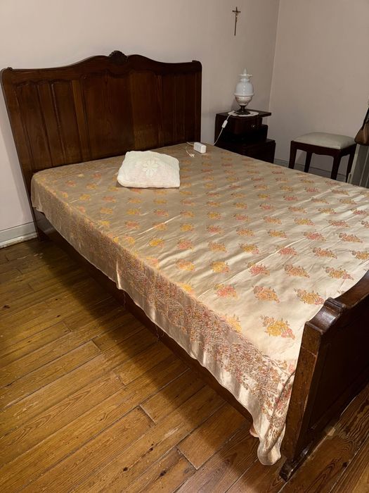 Cama de casal em madeira com colchão