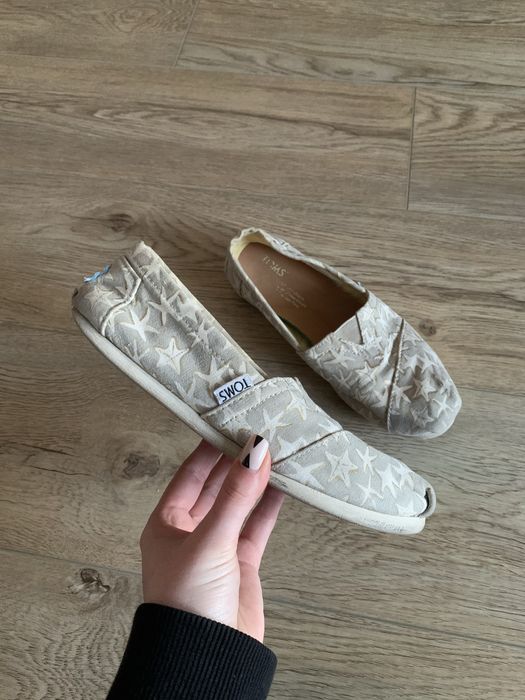 Beżowe materiałowe buty wsuwane mokasyny w gwiazdki rozmiar 36,5 Toms