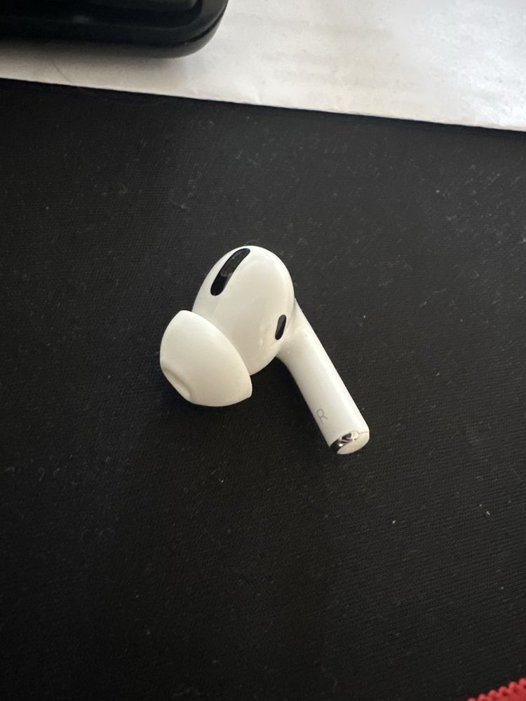 Продам Airpods Pro a2084 Right + кейс