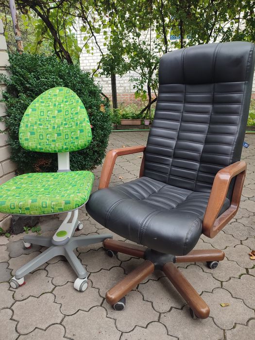 Продам детское кресло и стол парту.Все регулируется по наклонам и рост