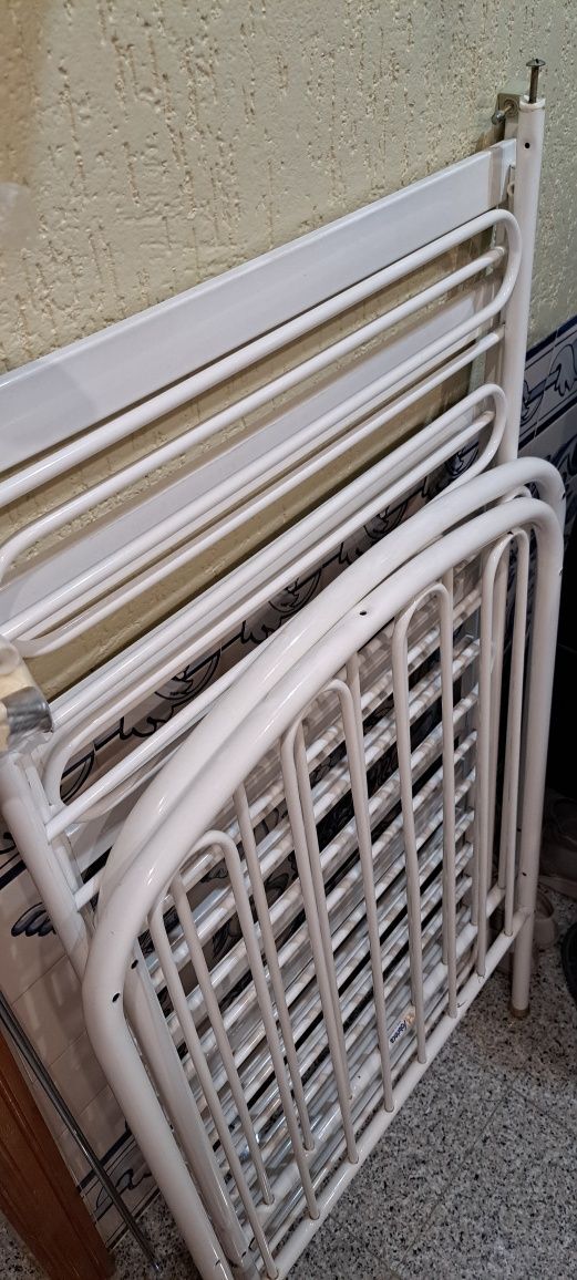 Cama de bebê em ferro