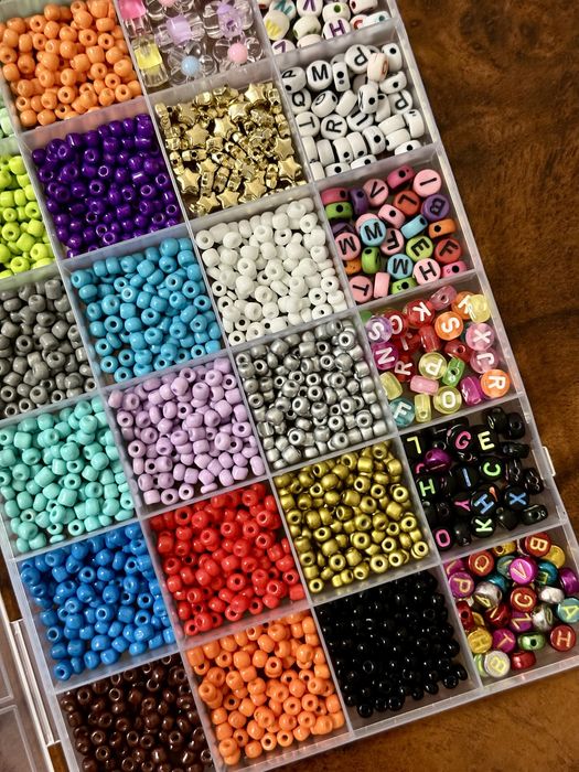 Набір бісеру та намистин для виготовлення браслетів та прикрас