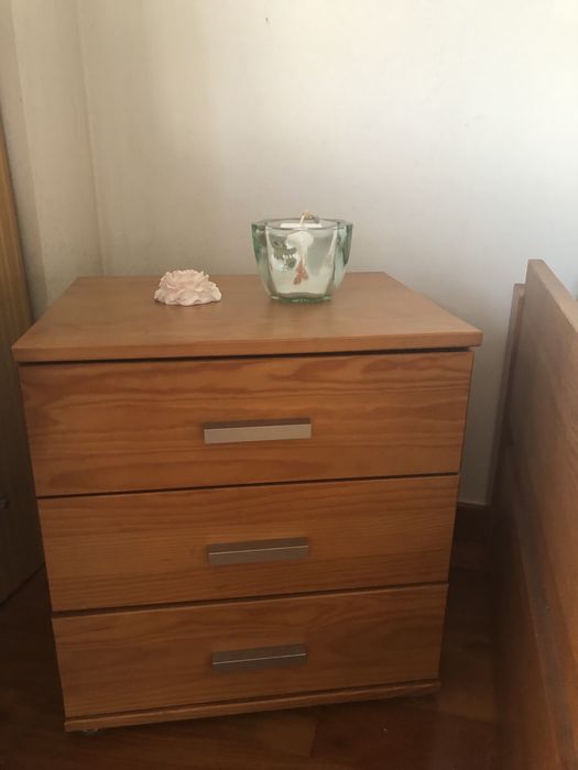 Cama de solteiro com gaveta por baixo +2 colchoes +mesinha de cabeceir