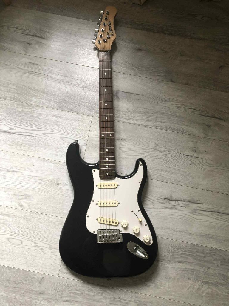 Piec Marshall i gitara