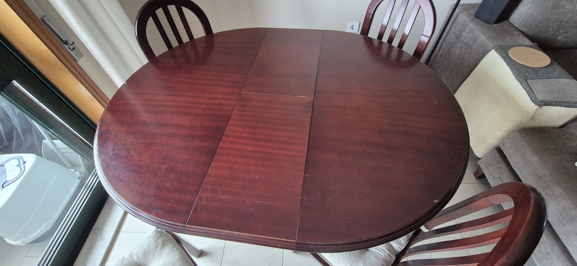 Conjunto mesa e cadeiras