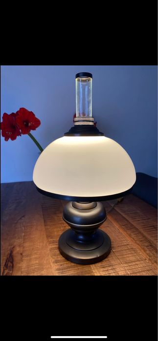 Elegancka , zadbana lampa stołowa