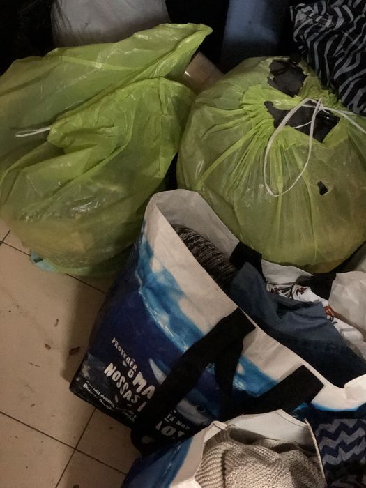 Muita roupa para vender