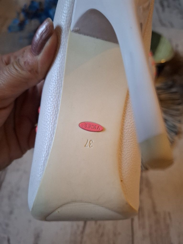 Białe szpilki zdobienia różowe 37 vices