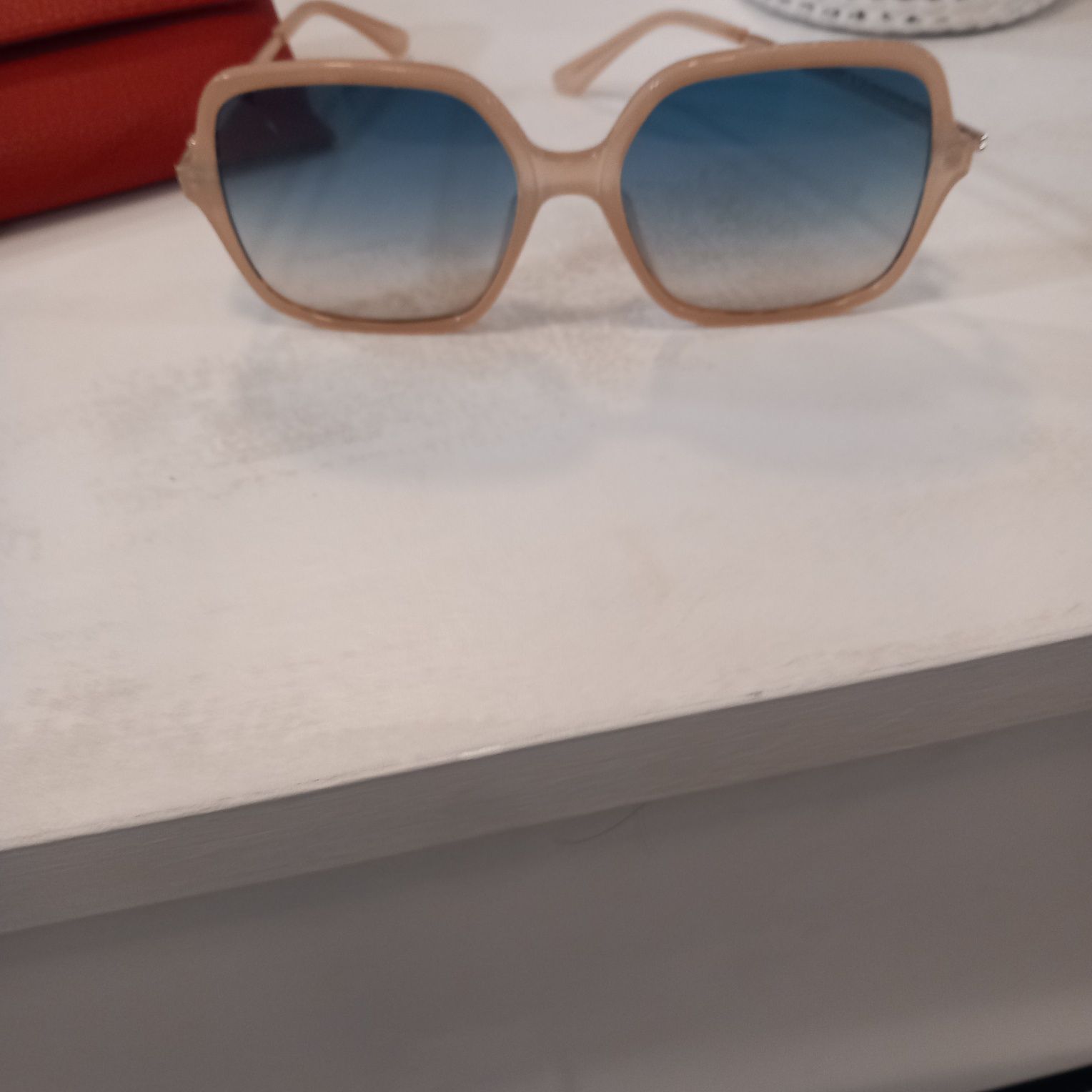 Óculos de sol Guess, originais, em bom estado.