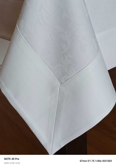 Biały obrus plamoodporny ramka