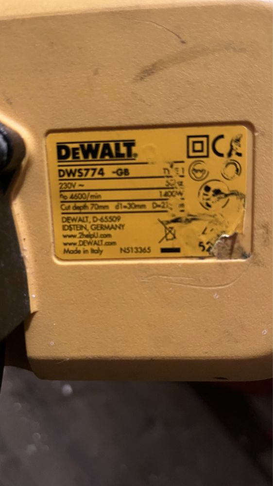 Pilarka ukośnica DeWalt DWS774